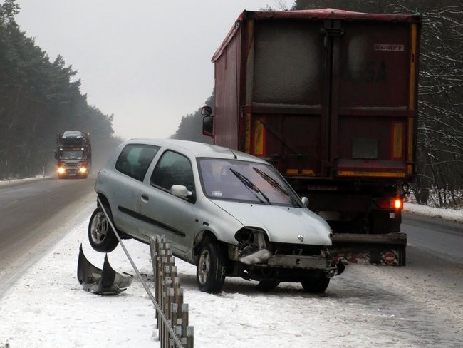 Clio zawisło na barierze (zdjęcia)