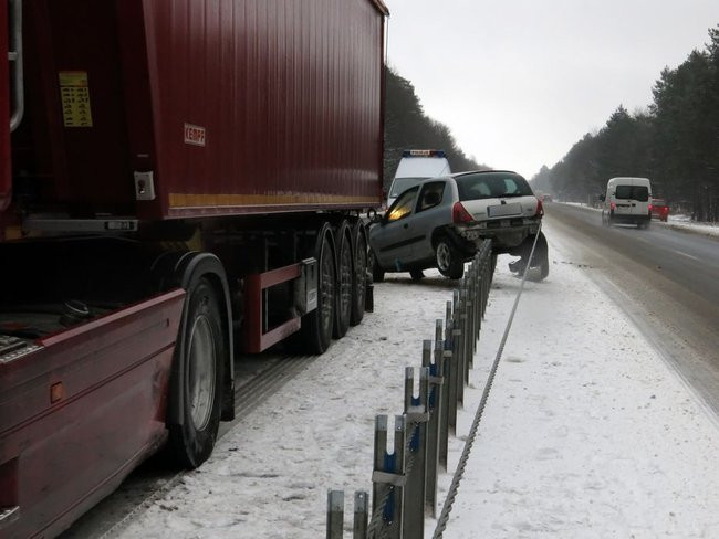Clio zawisło na barierze (zdjęcia)