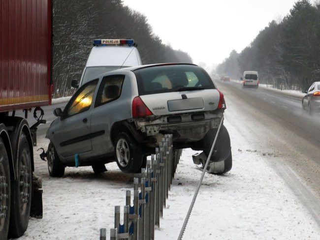 Clio zawisło na barierze (zdjęcia)