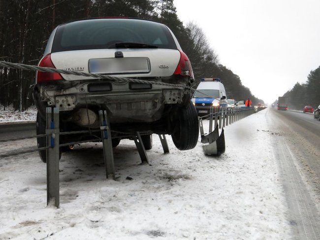 Clio zawisło na barierze (zdjęcia)
