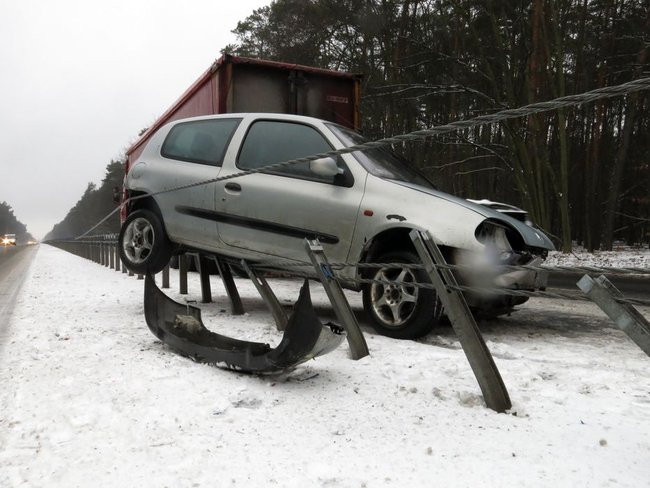 Clio zawisło na barierze (zdjęcia)