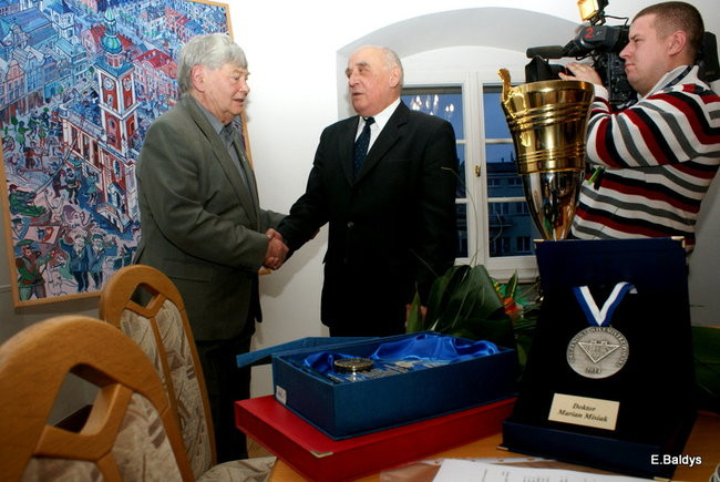 Uhonorowany za 65 lat pracy trenerskiej (zdjęcia)