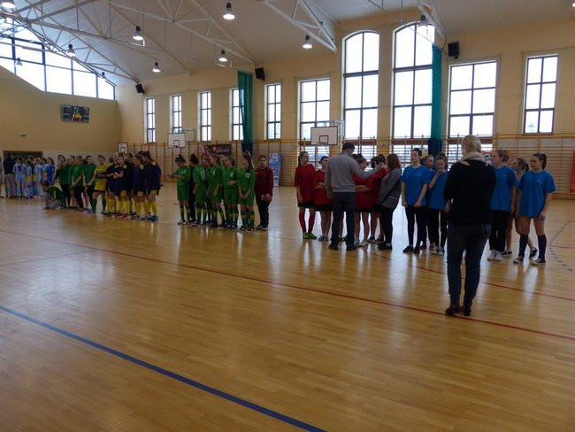 Gimnazjalistki kopały w Rydzynie