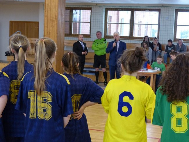 Gimnazjalistki kopały w Rydzynie