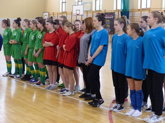 Gimnazjalistki kopały w Rydzynie