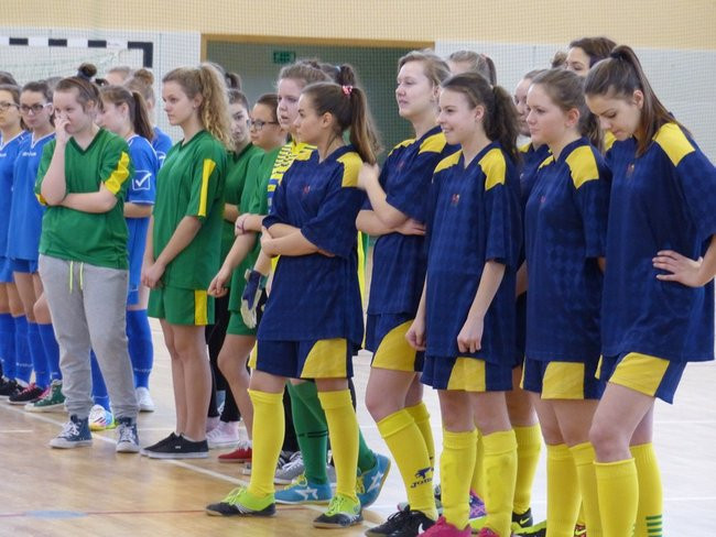 Gimnazjalistki kopały w Rydzynie