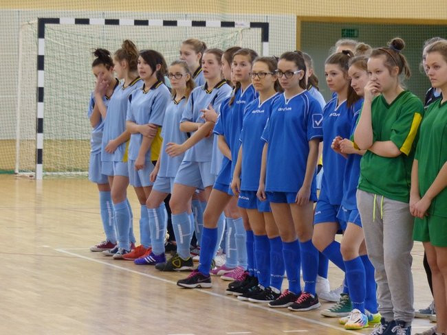 Gimnazjalistki kopały w Rydzynie