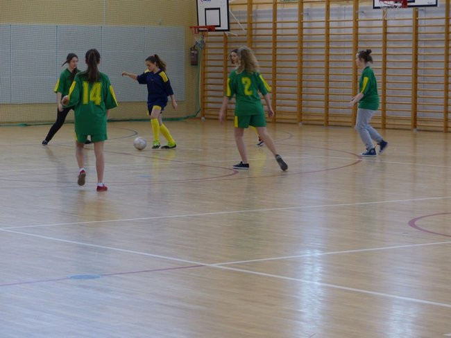 Gimnazjalistki kopały w Rydzynie