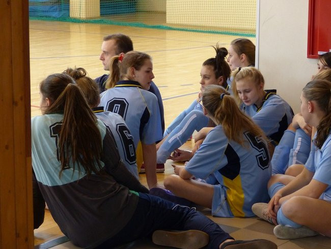 Gimnazjalistki kopały w Rydzynie