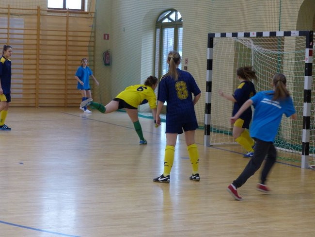 Gimnazjalistki kopały w Rydzynie