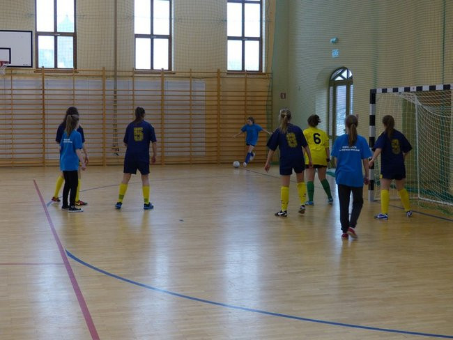 Gimnazjalistki kopały w Rydzynie