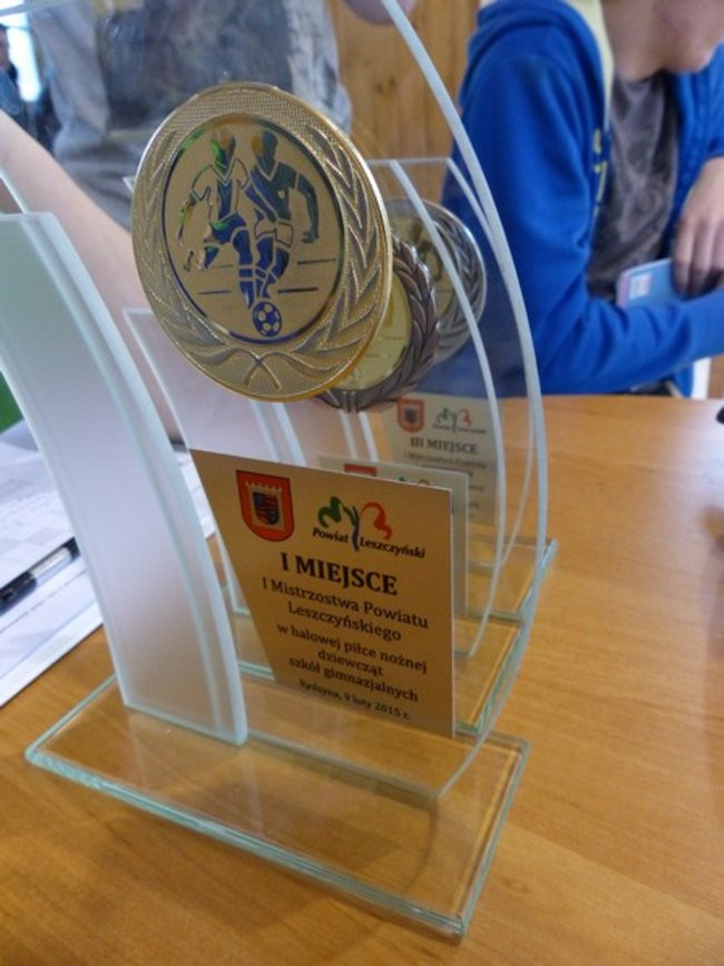 Gimnazjalistki kopały w Rydzynie