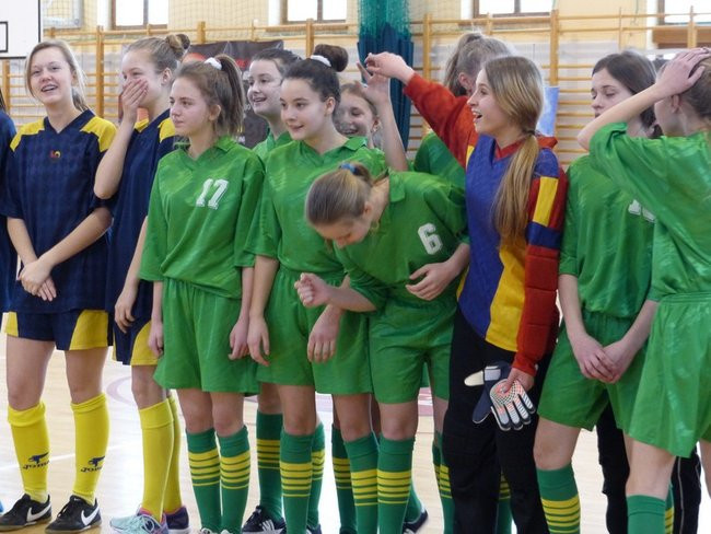 Gimnazjalistki kopały w Rydzynie