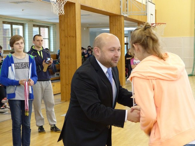 Gimnazjalistki kopały w Rydzynie