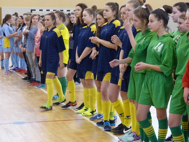 Gimnazjalistki kopały w Rydzynie