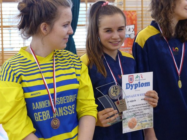 Gimnazjalistki kopały w Rydzynie