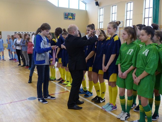 Gimnazjalistki kopały w Rydzynie