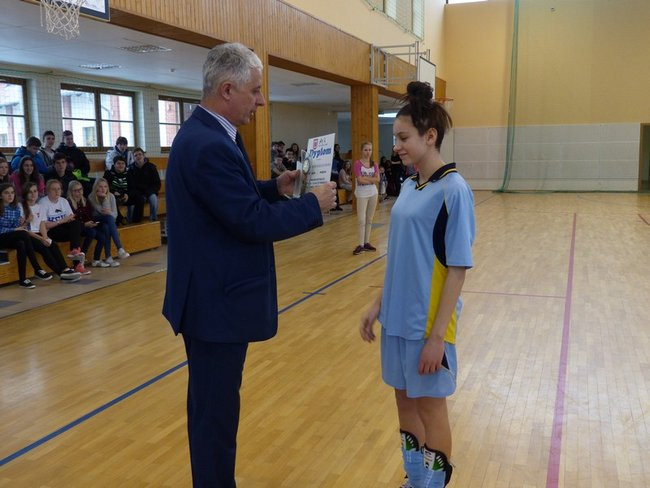 Gimnazjalistki kopały w Rydzynie