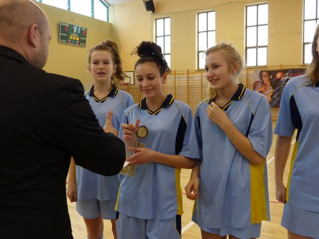 Gimnazjalistki kopały w Rydzynie