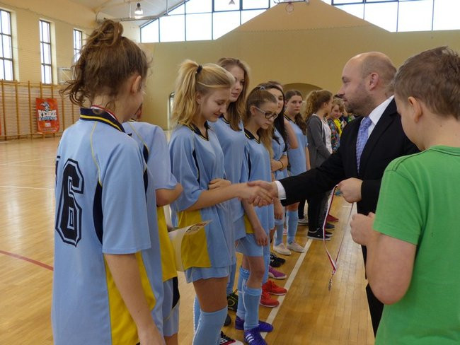 Gimnazjalistki kopały w Rydzynie