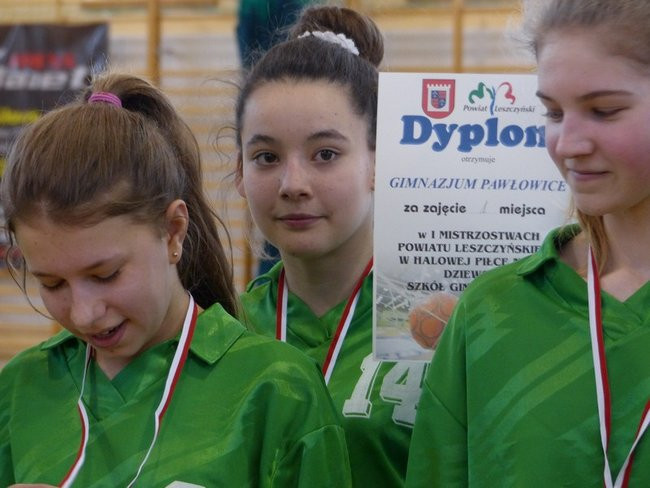 Gimnazjalistki kopały w Rydzynie