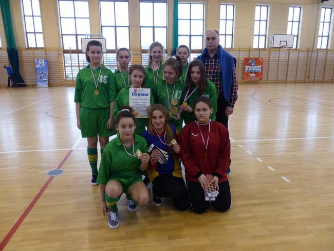 Gimnazjalistki kopały w Rydzynie