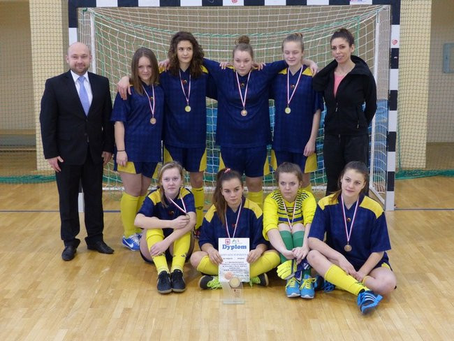 Gimnazjalistki kopały w Rydzynie