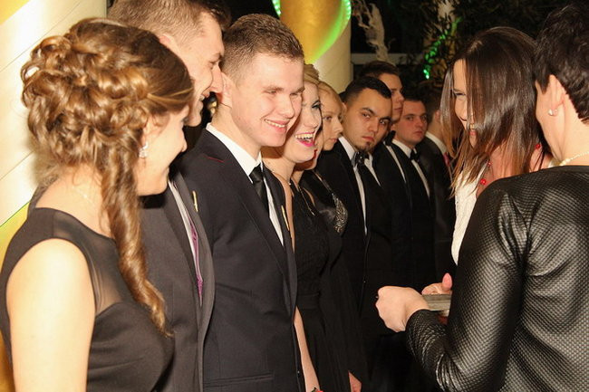 Maturzyści z Bojanowa na parkiecie (zdjęcia)