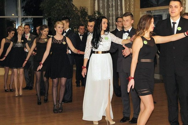 Maturzyści z Bojanowa na parkiecie (zdjęcia)