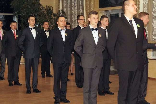 Maturzyści z Bojanowa na parkiecie (zdjęcia)
