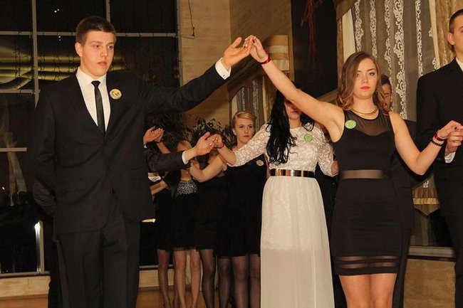 Maturzyści z Bojanowa na parkiecie (zdjęcia)