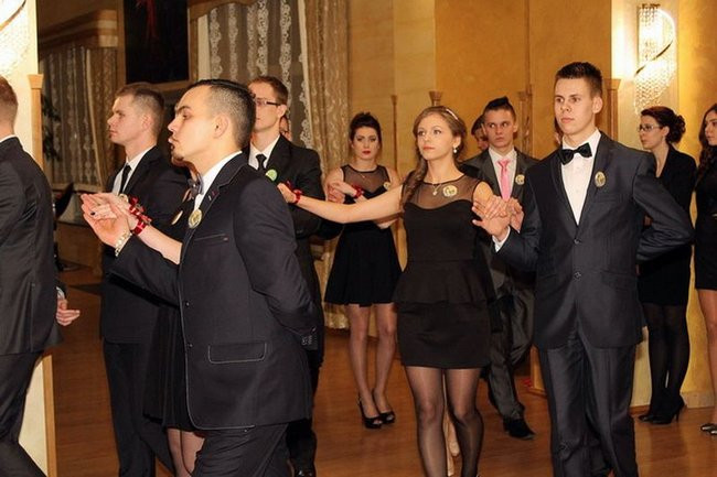 Maturzyści z Bojanowa na parkiecie (zdjęcia)