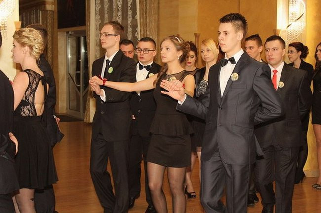 Maturzyści z Bojanowa na parkiecie (zdjęcia)