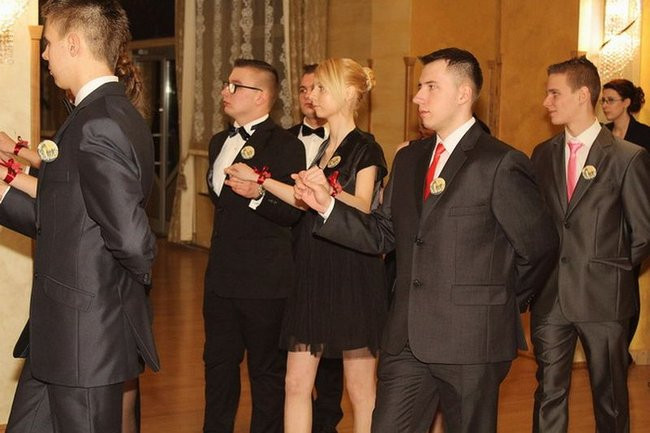 Maturzyści z Bojanowa na parkiecie (zdjęcia)