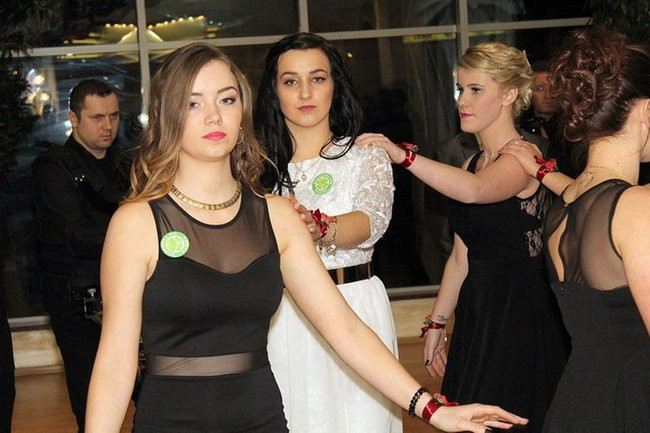 Maturzyści z Bojanowa na parkiecie (zdjęcia)