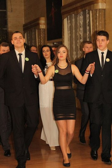 Maturzyści z Bojanowa na parkiecie (zdjęcia)