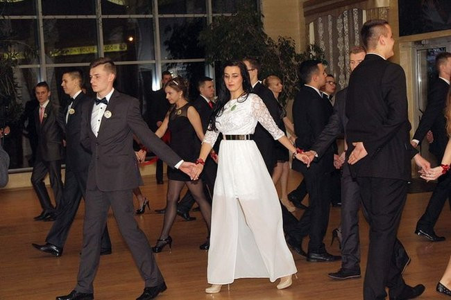 Maturzyści z Bojanowa na parkiecie (zdjęcia)