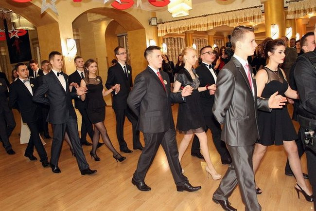 Maturzyści z Bojanowa na parkiecie (zdjęcia)