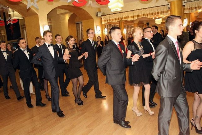 Maturzyści z Bojanowa na parkiecie (zdjęcia)