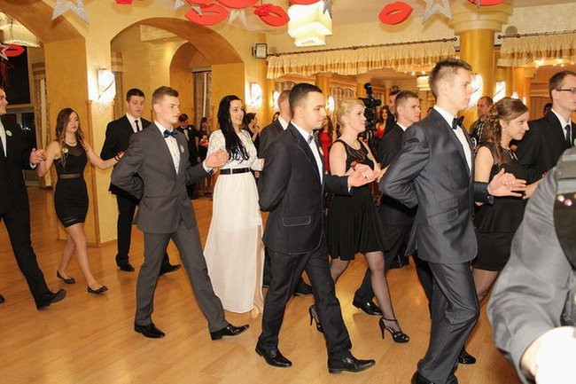 Maturzyści z Bojanowa na parkiecie (zdjęcia)