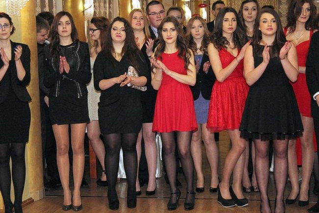 Maturzyści z Bojanowa na parkiecie (zdjęcia)