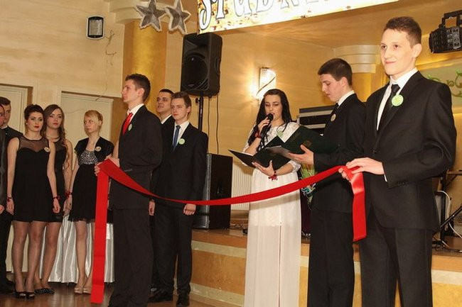 Maturzyści z Bojanowa na parkiecie (zdjęcia)
