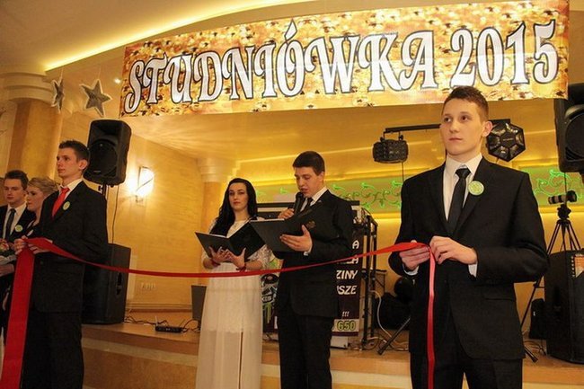 Maturzyści z Bojanowa na parkiecie (zdjęcia)