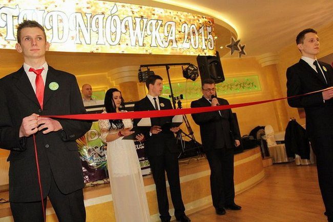 Maturzyści z Bojanowa na parkiecie (zdjęcia)