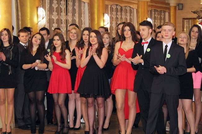 Maturzyści z Bojanowa na parkiecie (zdjęcia)