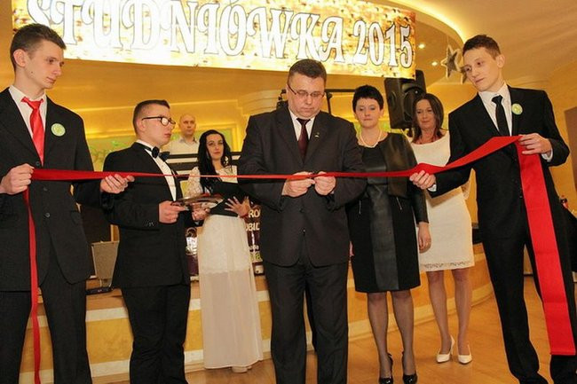 Maturzyści z Bojanowa na parkiecie (zdjęcia)