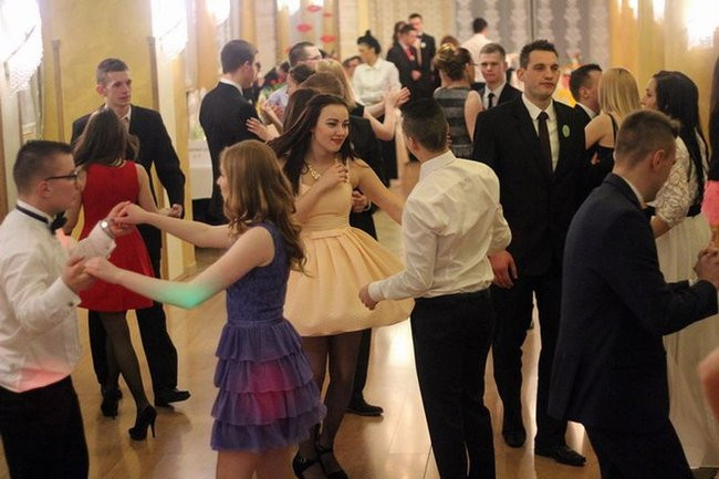 Maturzyści z Bojanowa na parkiecie (zdjęcia)