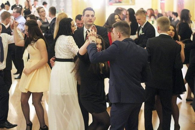 Maturzyści z Bojanowa na parkiecie (zdjęcia)