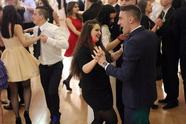 Maturzyści z Bojanowa na parkiecie (zdjęcia)