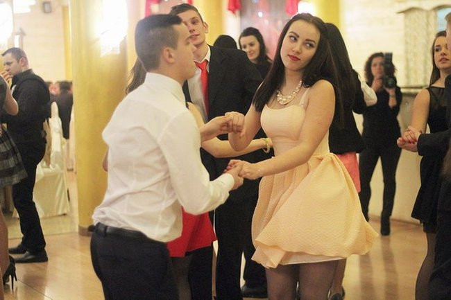 Maturzyści z Bojanowa na parkiecie (zdjęcia)